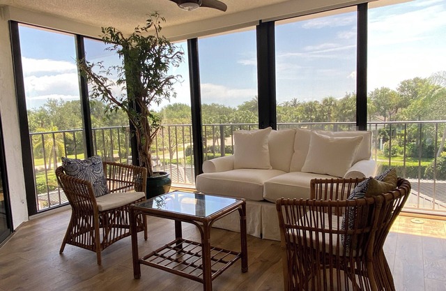 Stylish Vero Retreat - Minutes from downtown with Moorings private beach access