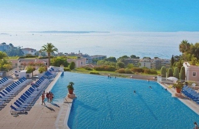 Sublime Cannes apartment with sea view terrace - sleeps 6, pets welcome
