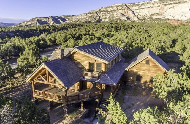 Sugar Knoll Lodge/3 Story, 5bdr, HOT TUB, East Zion, Bryce and Grand Canyon