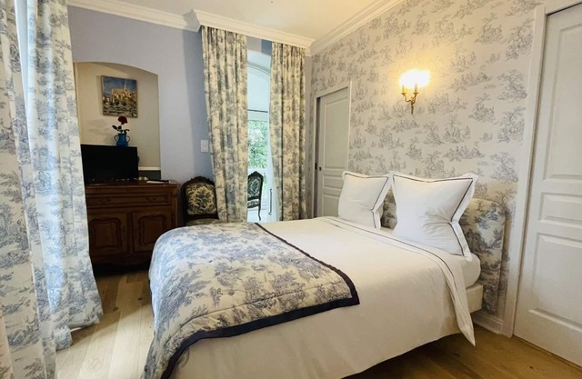 Suite-Traditional-Private Bathroom-Park view