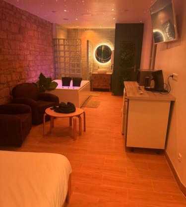 Suite Yao avec jacuzzi Montataire YaoSpa60