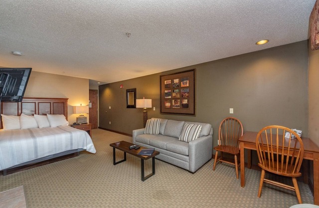 Suites at Silver Tree A118: Studio Suite with Standard View, Sleeps 4, Has a Fir