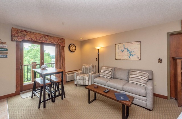 Suites at Silver Tree A213: Studio Suite with Lake View, Sleeps 4, Cozy Fireplac