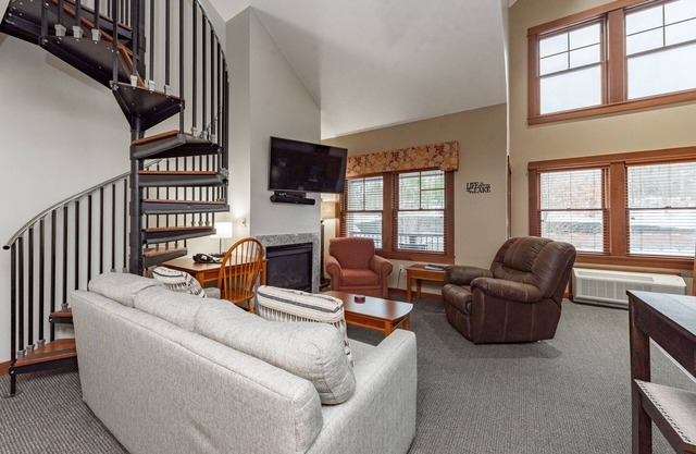 Suites at Silver Tree A306: Luxury Studio with Loft Suite, Free WIFI!