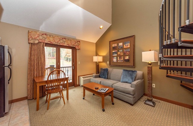 Suites at Silver Tree A316: Suite with Loft, Sleeps 6, with Fireplace!