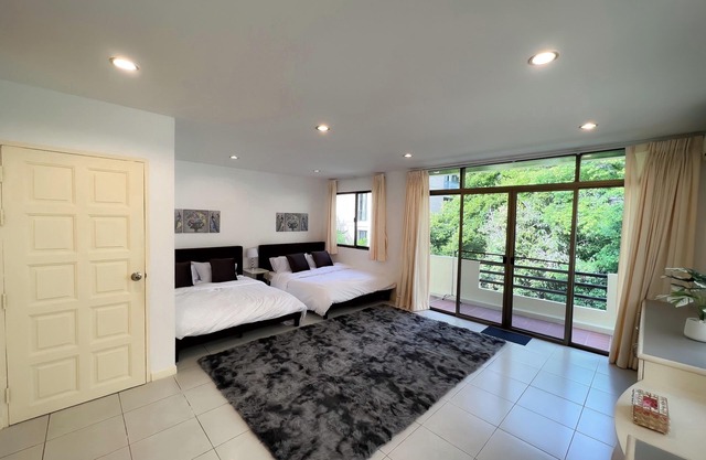 Sukhumvit/Asok Sweet Home 5BR - 7 beds - up to 12 guests
