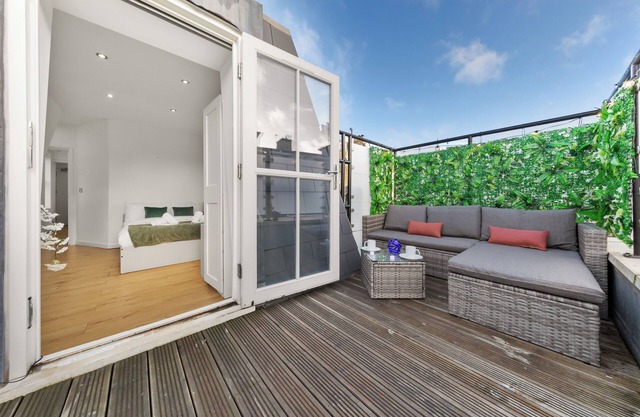 Summer Chelsea-Battersea Apartment w/Private Rooftop Terrace
