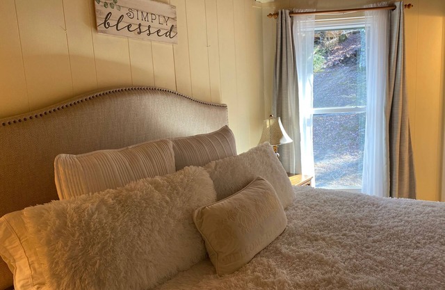 Summer Concerts! Hike, Bike, Cozy! Pet Friendly!