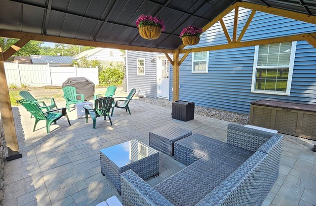 Summer Getaway, 4-BR, Sleeps 14, Large Yard