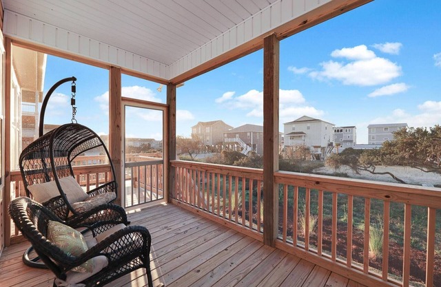 Summer Lovin' - An Oak Island Retreat! Walk to Beach!