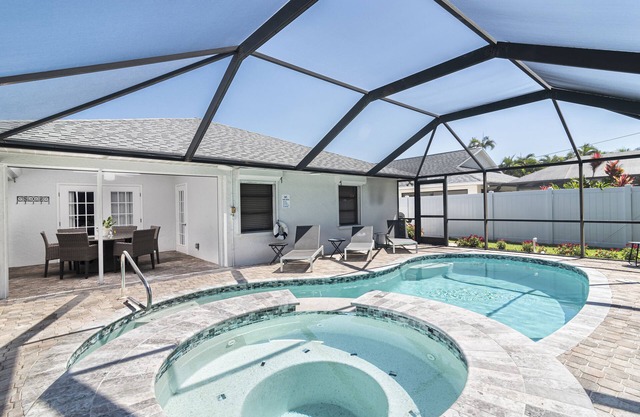 SUMMER PROMO! Designer House, Heated Pool & Spa, close to beaches, FREE Bikes