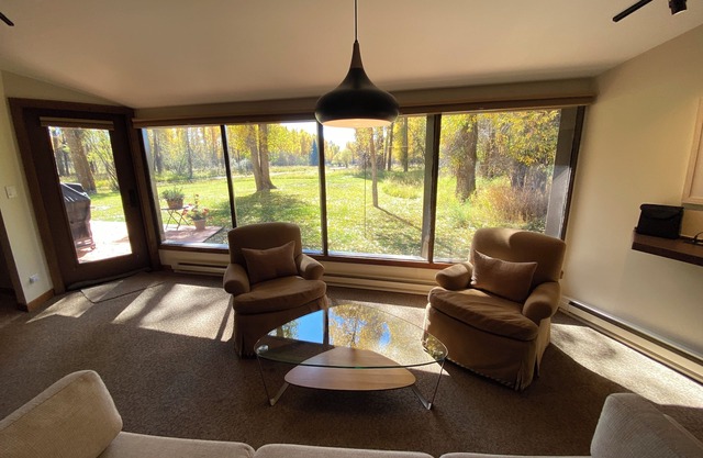 Summer Retreat - 5 Acre paradise Close to everything!