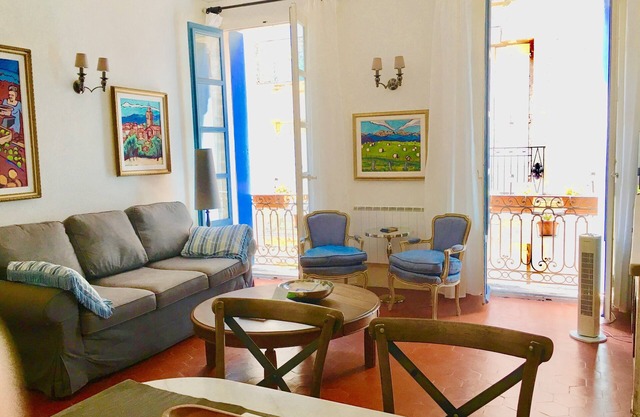 Summer Special Sale! Clean, Bright Character Apt. in the Heart of Pezenas