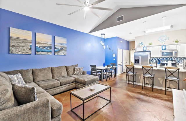 Summer Time! 2KINGBed2Bath, sleeps 6. Pet friendly. Pool. Gas fire pit.