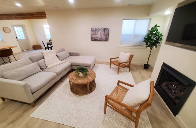 Summit Creek Retreat - new, modern 2-bedroom apartment with fast fiber internet.
