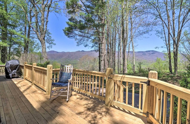 'Summit Splendor' Smoky Mountain Cabin w/Fire Pit