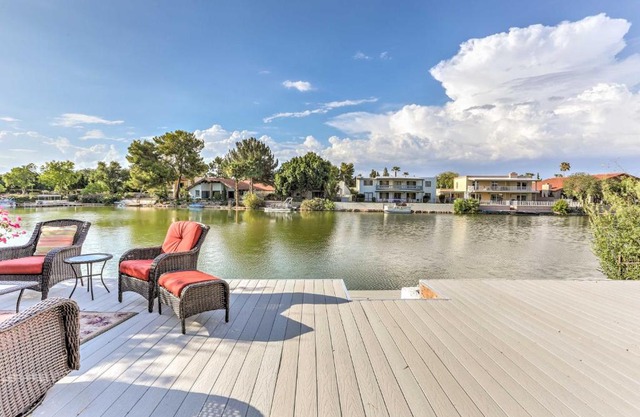 Sun Deck, Hot Tub and Kayak Lakefront Tempe House