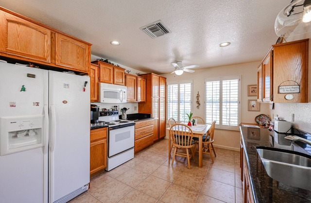 Sun Lakes Gated Community 2bd2bth. Tranquil backyard perfect vacation relaxation