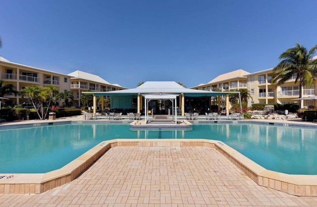 Sun, Sand & Surf! 4 Comfortable Units, Outdoor Pool, Near Cayman Turtle Center!