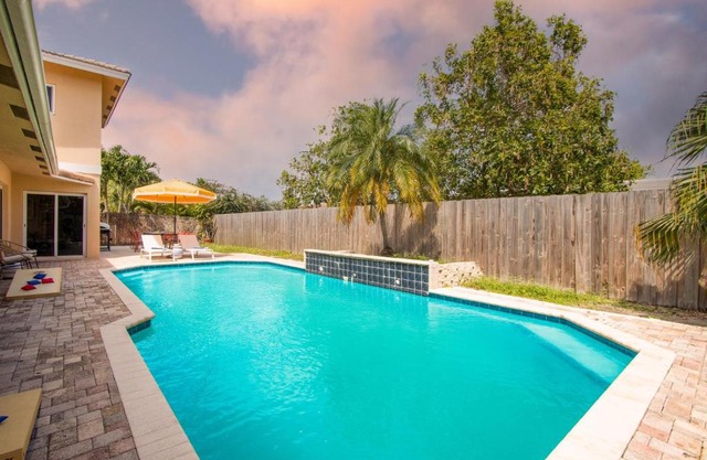 Sunflower by AvantStay Pool BBQ Pool Table Outdoor Dining
