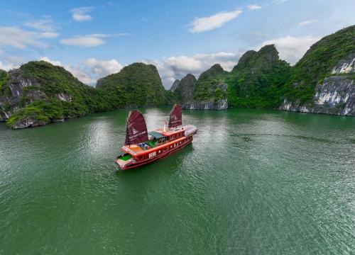 Sunlight Boutique cruise 5 cabin Lan Ha Bay