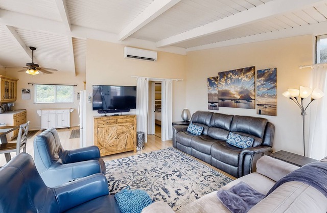 Sunlit & serene beach house with great views - near ocean, park, dining, & shops