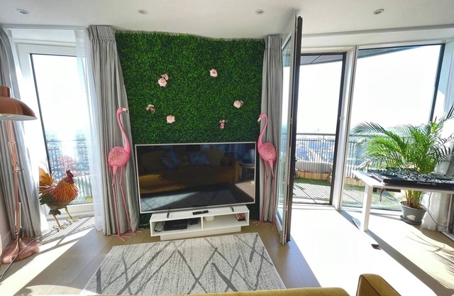 Sunny 1 Bed Apt with Large South Facing Balcony