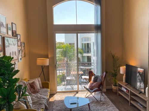 Sunny 1BDR centrally located in Marina del Rey