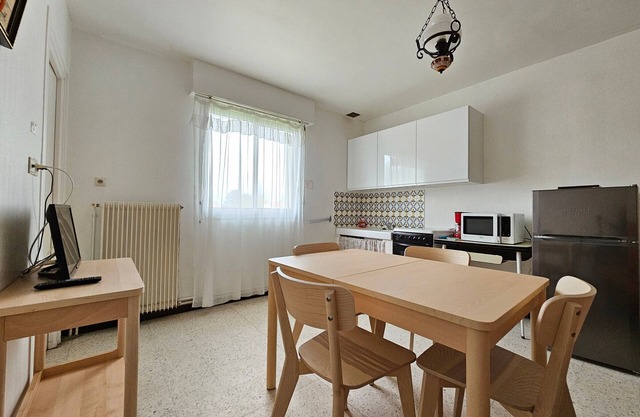 Sunny 1BR Apt Steps from Beach, Sleeps 4, Pet-Friendly, Free WiFi - La Faute-sur-Mer