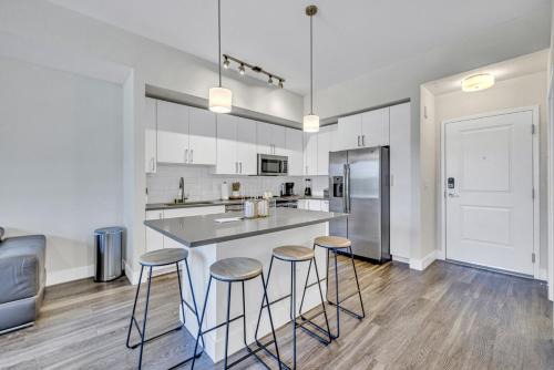 Sunny 1BR Unit With Free Parking Prime Location
