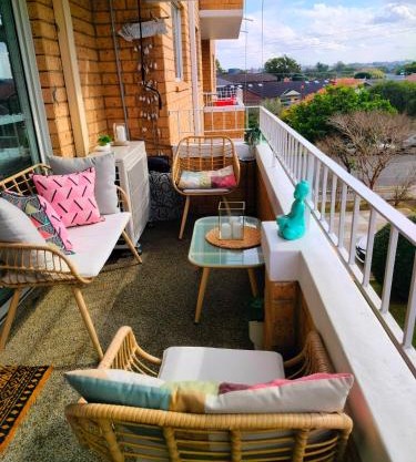 Sunny 2 bed Restaurants beach at door Pets O.K