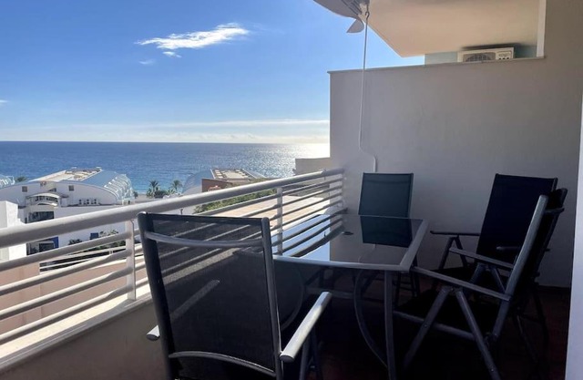 Sunny 2-bedroom apartment with sea view