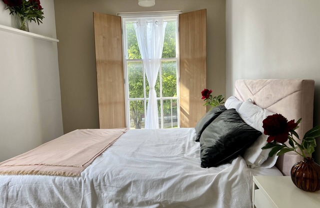 Sunny 2 King Bed Flat Steps From Portobello Rd