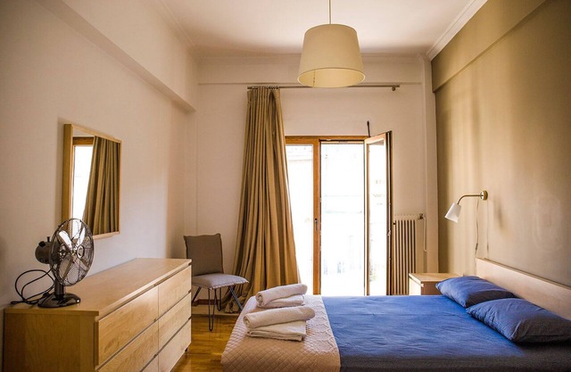 Sunny Apartment (90m2) in Athens center