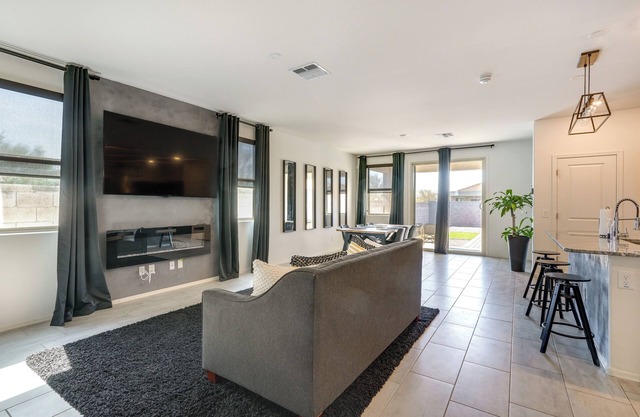 Sunny Arizona Escape w/Patio, Grill & Fireplace!