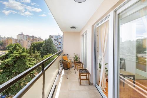 Sunny Aura Beach Apartment - spacious and bright, with parking