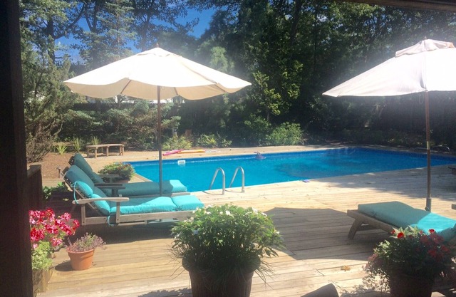 Sunny, bright, fully renovated, walk to private bay beach, East Hampton Springs.