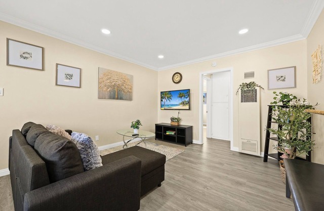 Sunny & Cheerful Near I-10 ~ Queen Beds ~ Parking!