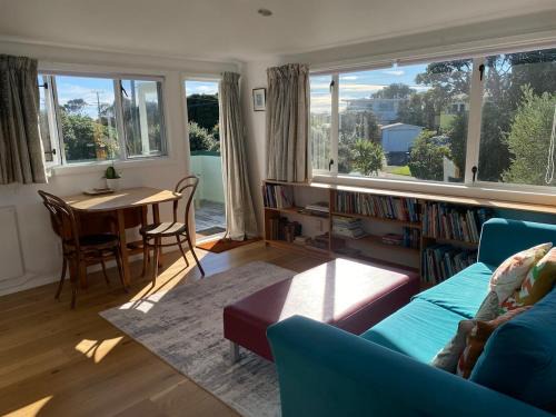 Sunny cosy getaway near beach