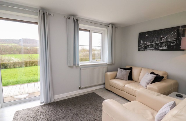 SUNNY COTTAGE, pet friendly, character holiday cottage in Brecon