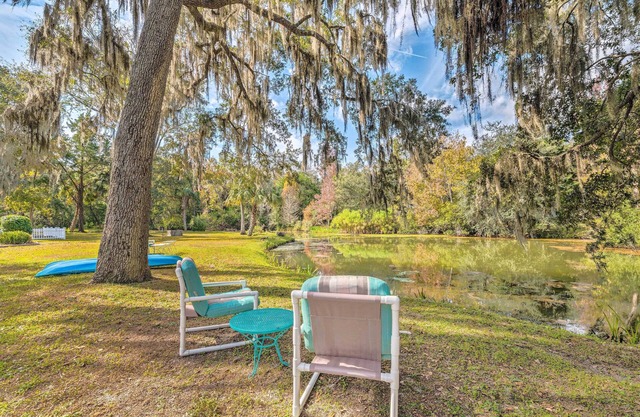 Sunny Crystal River Home w/Screened-In Porch
