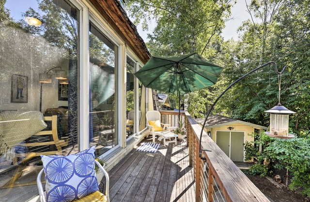 Sunny downtown studio with kitchenette, smart TV, AC, & balcony