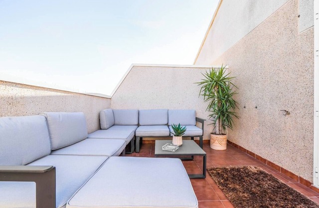 Sunny Escape in La Florida – Rooftop & Balcony