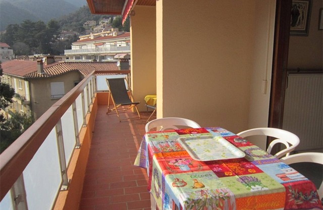 Sunny F3 Apt for 4 with Terrace, Garage, and WiFi - near Cures & Town Center