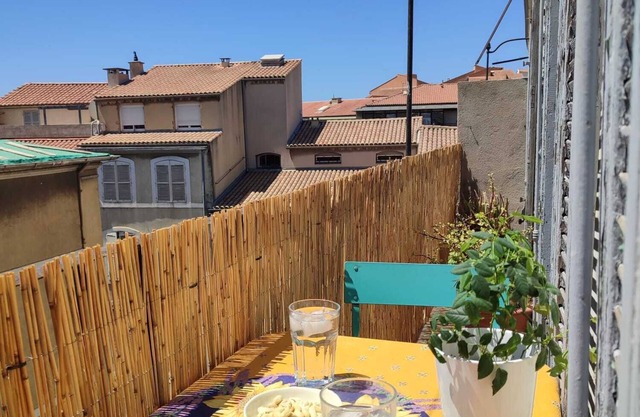 Sunny, fully-equipped apartment with balcony in central Marseille.