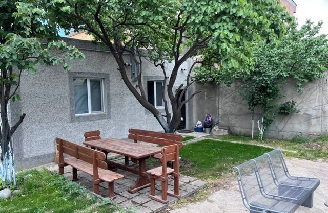 Sunny Garden - Charming 4-bedroom Guest House with AC and WiFi in Yerevan