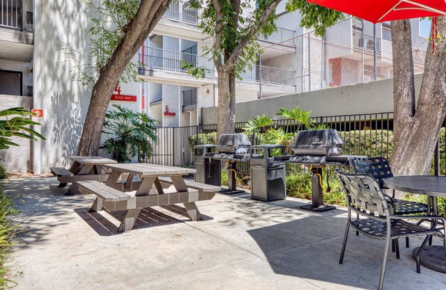 Sunny Glendale 1BR w/Gym, Pool, Lounge, walkable location, by Blueground