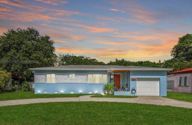 Sunny Haven Retreat in N.Miami— short drive to Beaches