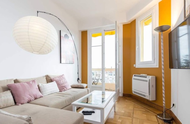 Sunny loft with amazing view! Walking everywhere!