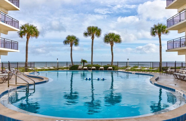 Sunny Ormond Beach SOB Condo, Pool, No Drive Beach
